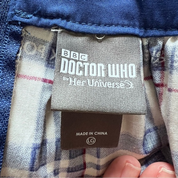 Her Universe Dr. Who Plaid Police Box Novelty Print Skirt size Large - Picture 7 of 15